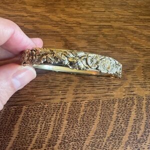 Vintage Floral Gold-Tone Bangle Bracelet with box clasp. Gorgeous details
